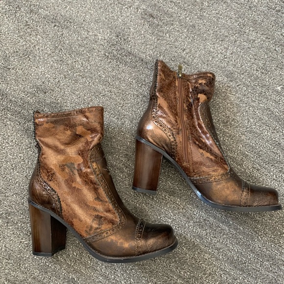 🌹4/$30 TWO LIPS heeled ankle boots - Picture 2 of 8